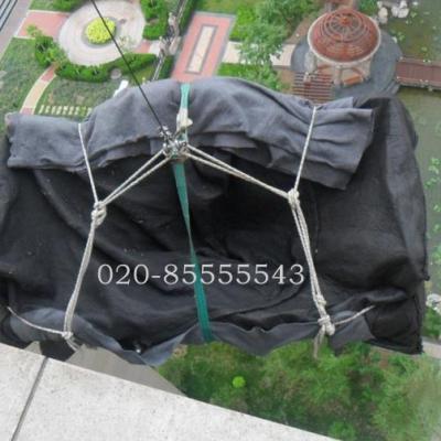 華標(biāo)社區(qū)吊裝師傅正在吊裝物品上樓